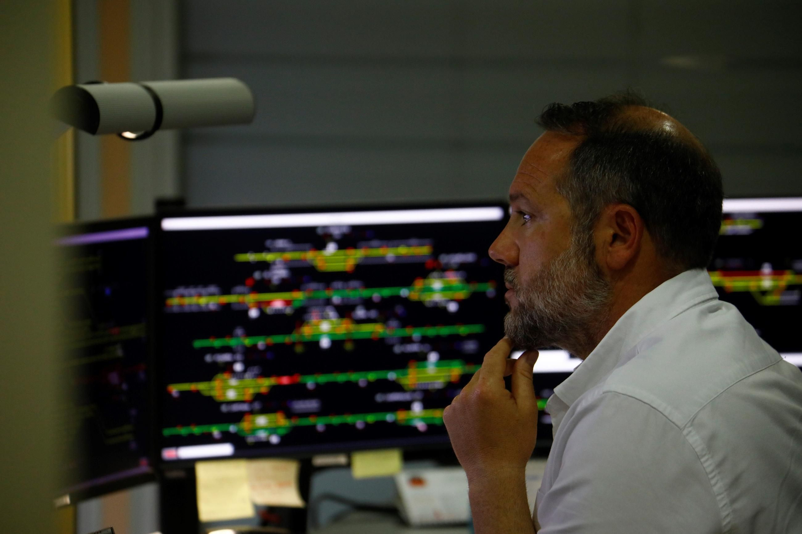 Un día de trabajo en el Centro de Regulación de Circulación de la estación de Córdoba, en imágenes