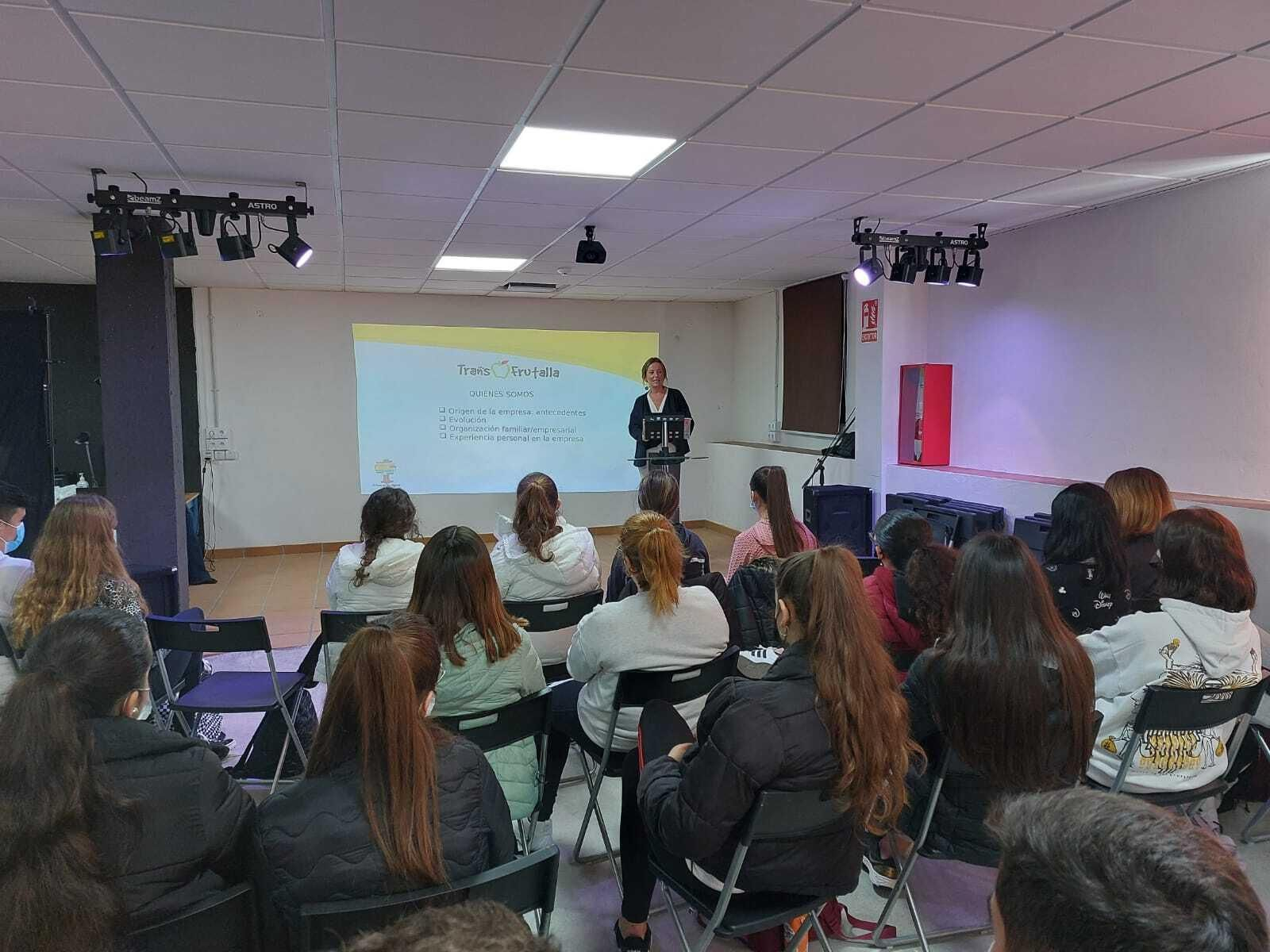Sesión presencial impartida por la Gerente de la empresa Transfrutalla a 40 alumnos y alumnas de 4º de ESO del IES Cristóbal Colón de Sanlúcar de Barrameda. Sesión presencial impartida por la Gerente de la empresa Transfrutalla a 40 alumnos y alumnas de 4º de ESO del IES Cristóbal Colón de Sanlúcar de Barrameda.