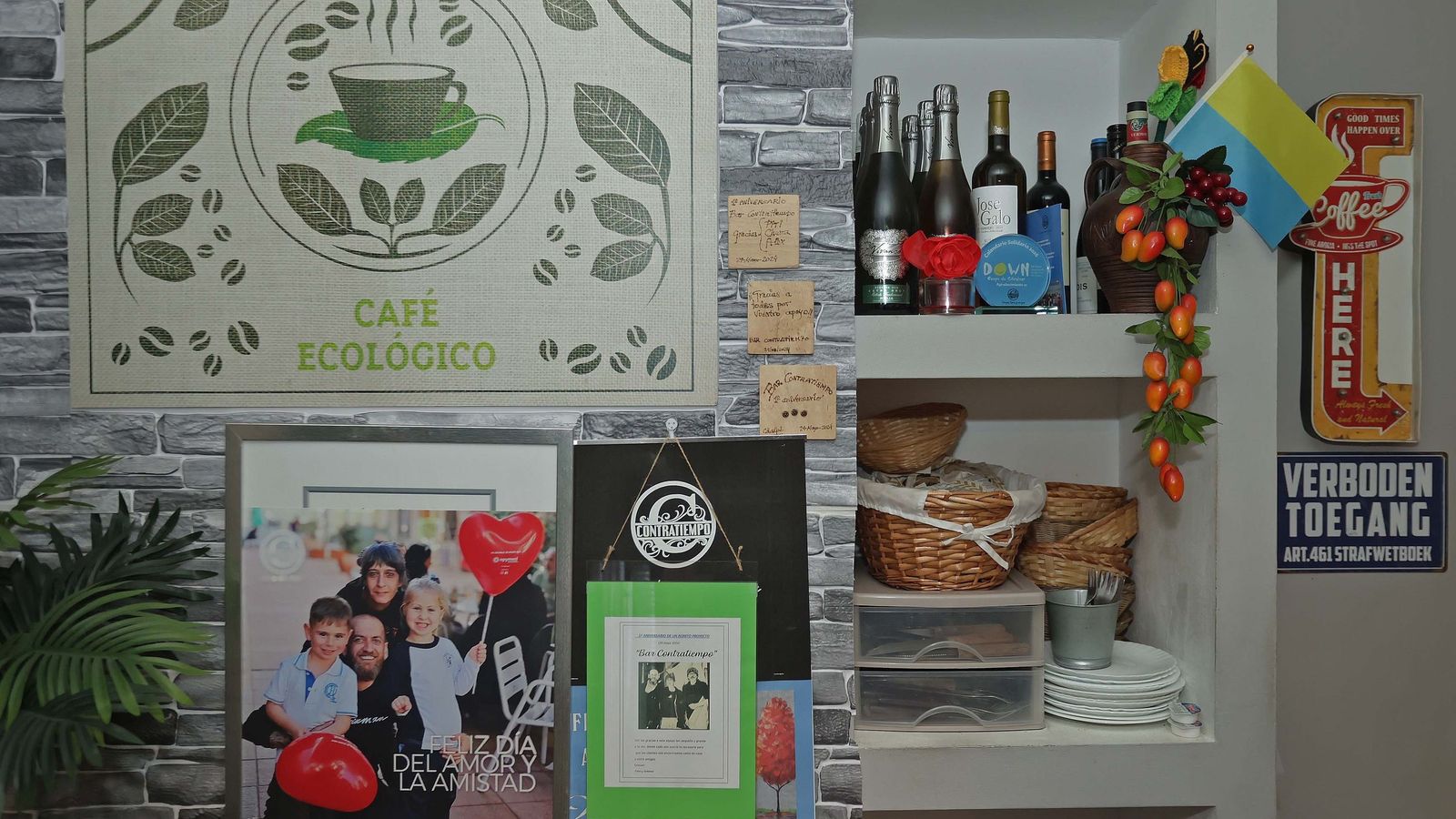 Interior del bar Contratiempo.