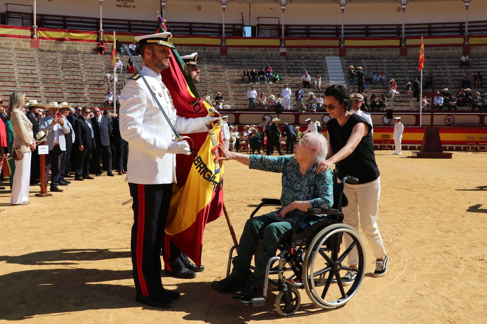 Una mujer jura  bandera en la plaza de toros de El Puerto.