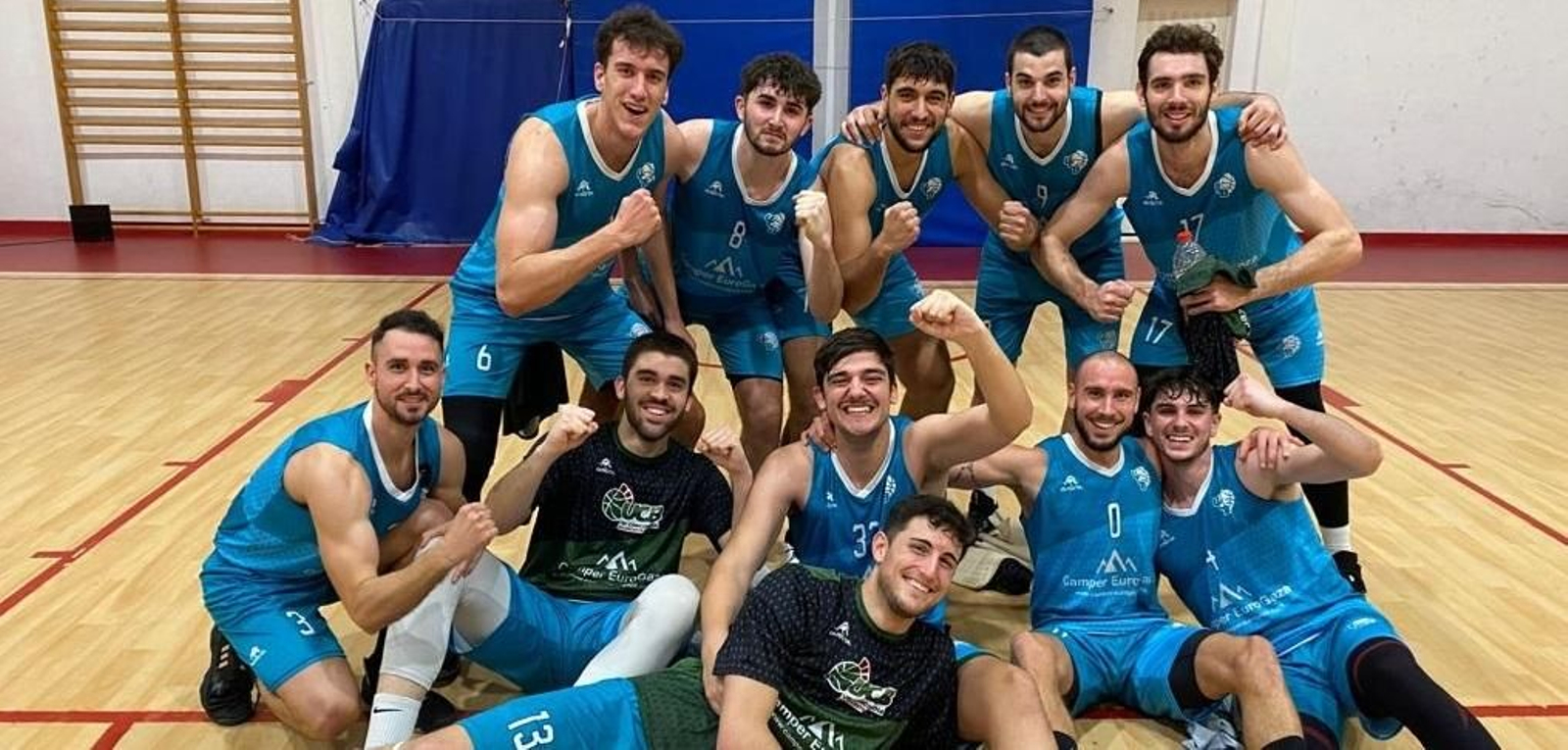 Los jugadores del UCB celebran su triunfo ante el Colegio El Pinar. Los jugadores del UCB celebran su triunfo ante el Colegio El Pinar.