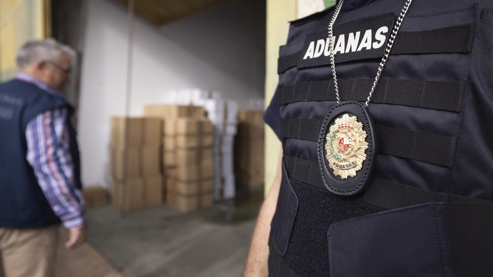 Detalle de la placa de uno de los funcionarios.