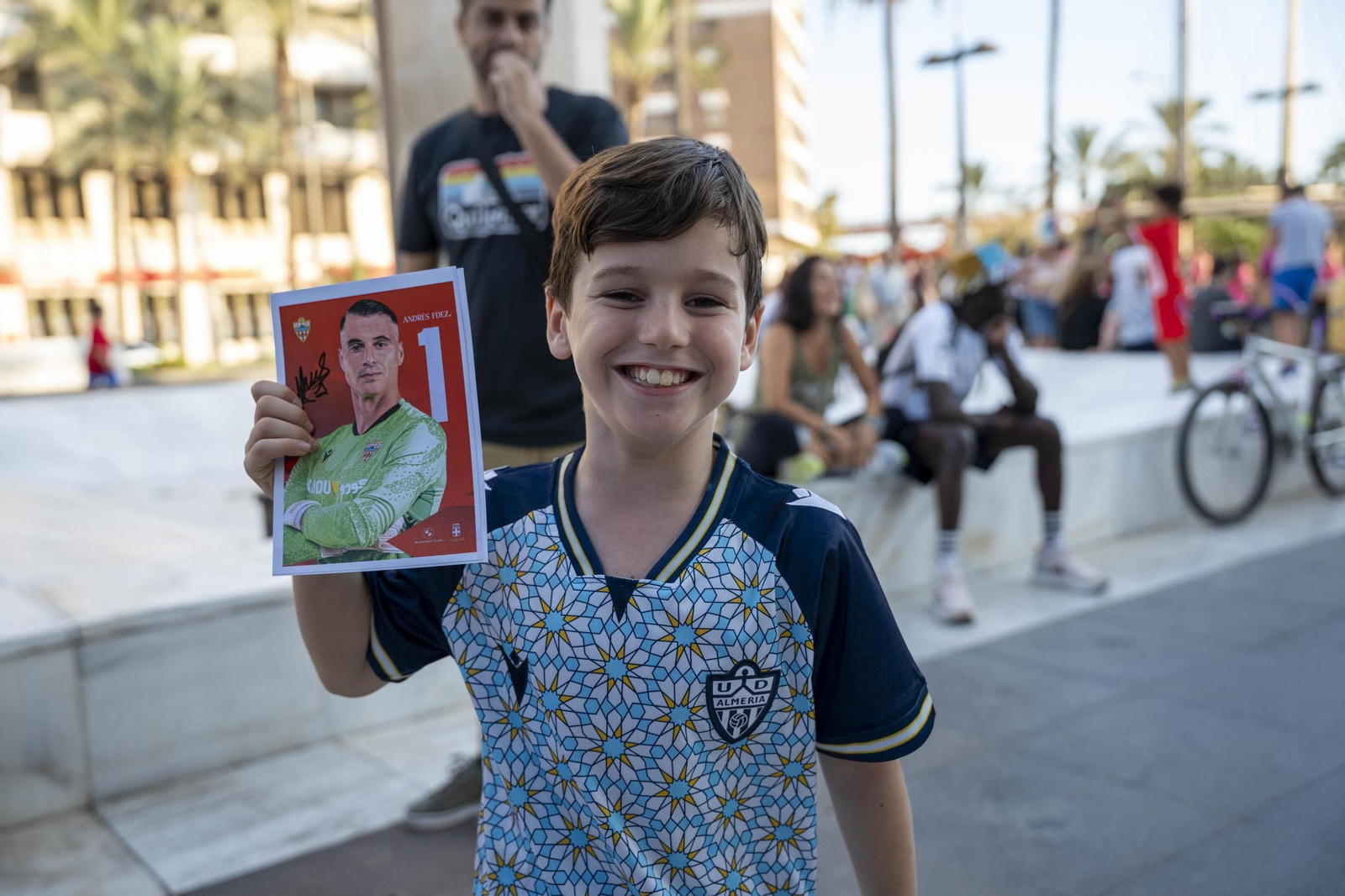 Los jugadores de la UDA Thalys y Andrés firman autógrafos