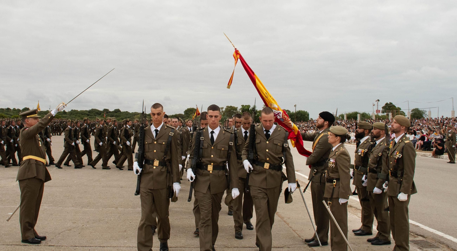 Imágenes de la jura de bandera del primer ciclo de 2025 en el Centro de Formación de Tropa 2 de San Fernando