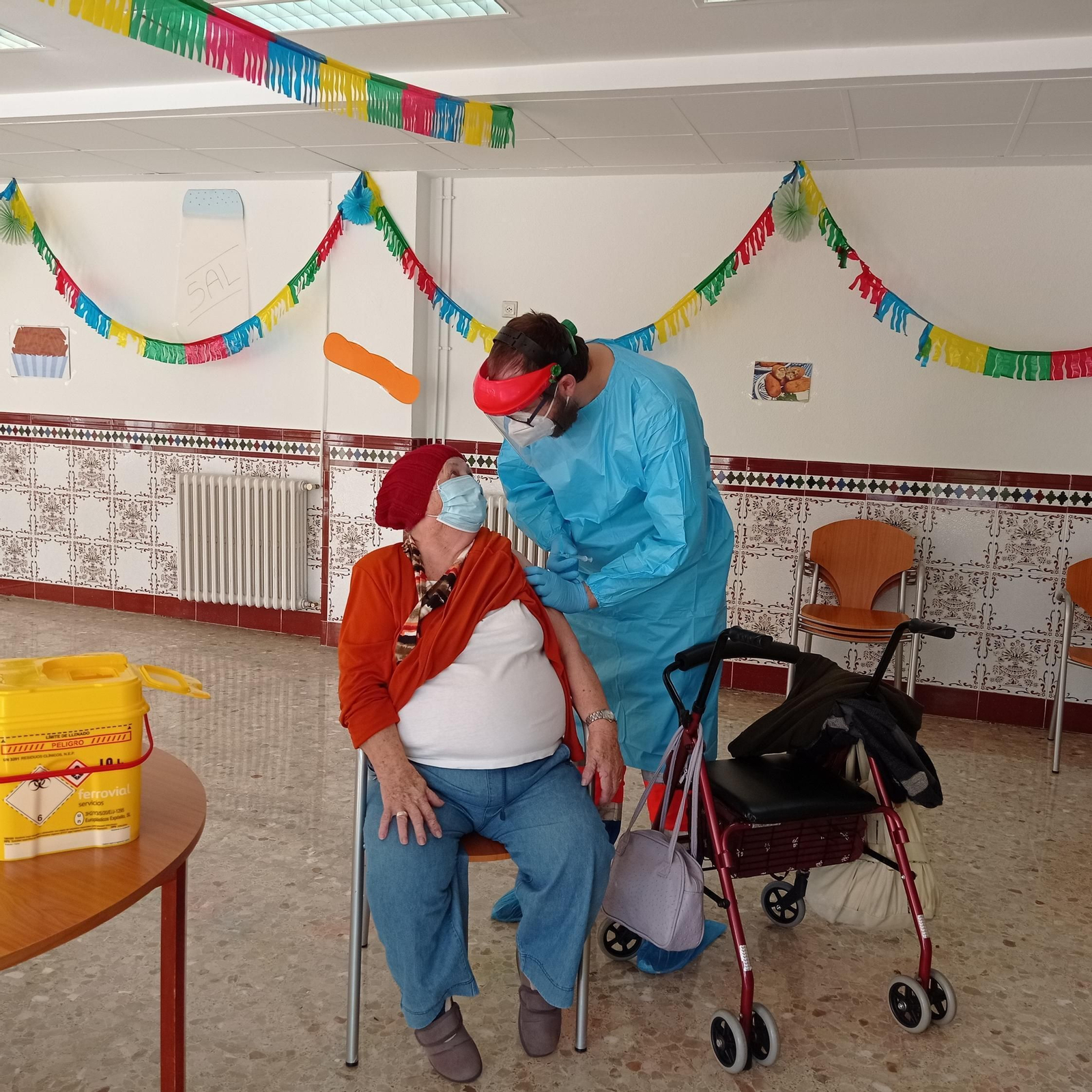 El enfermero Enrique le pincha la dosis a Inés.