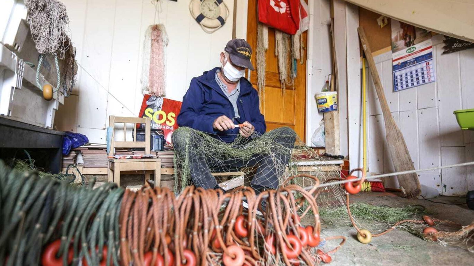 Todavía quedan algunos pescadores en la zona. En la imagen, uno de ellos, en el interior de una de las casetas que se reparten por la zona y que ahora se quieren tirar.