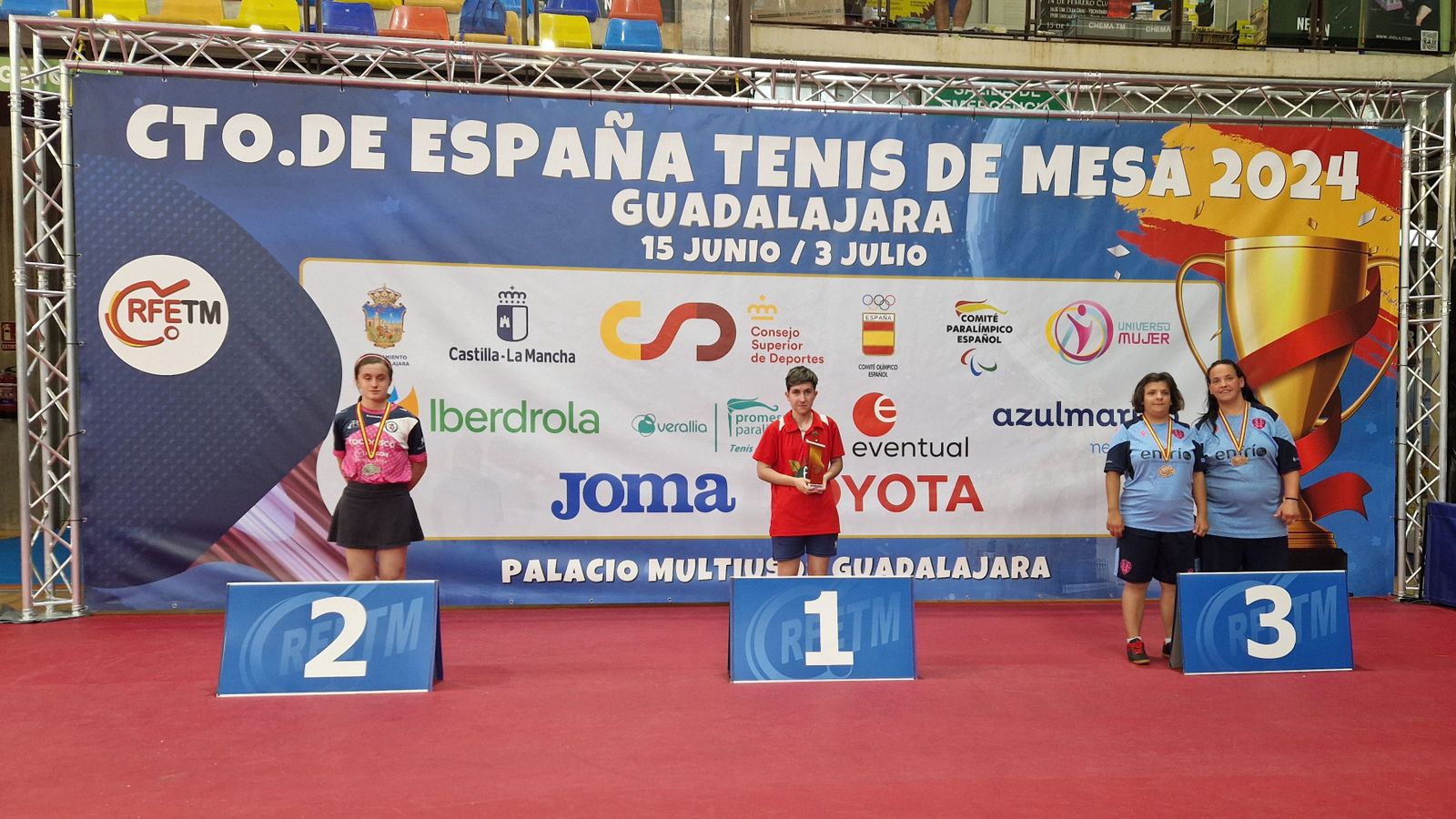 Claudia Reynaldo, en el podio tras recibir su medalla de plata en Guadalajara.