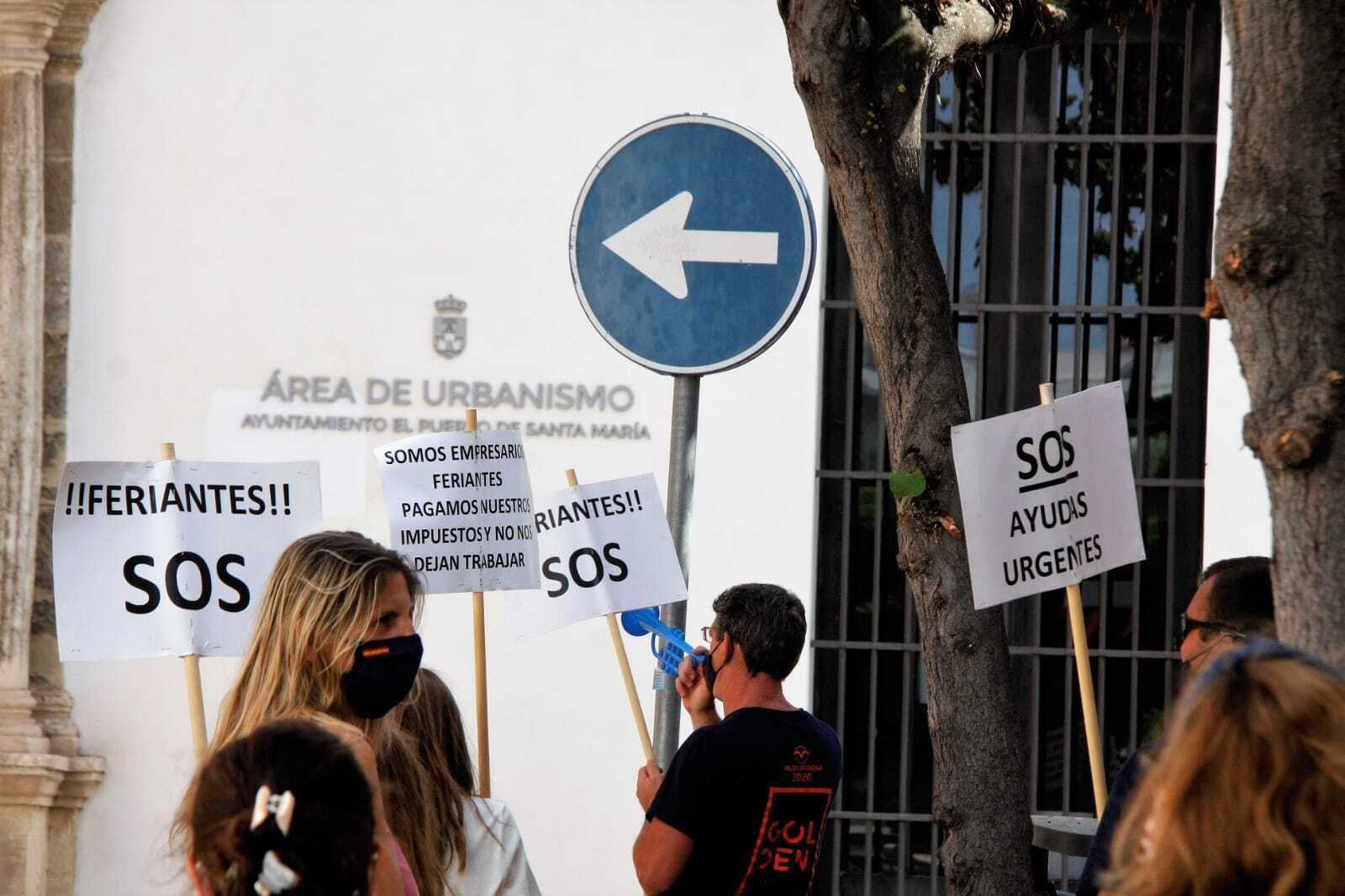 Los feriantes de Valdelagrana, este jueves ante la Concejalía de Urbanismo.