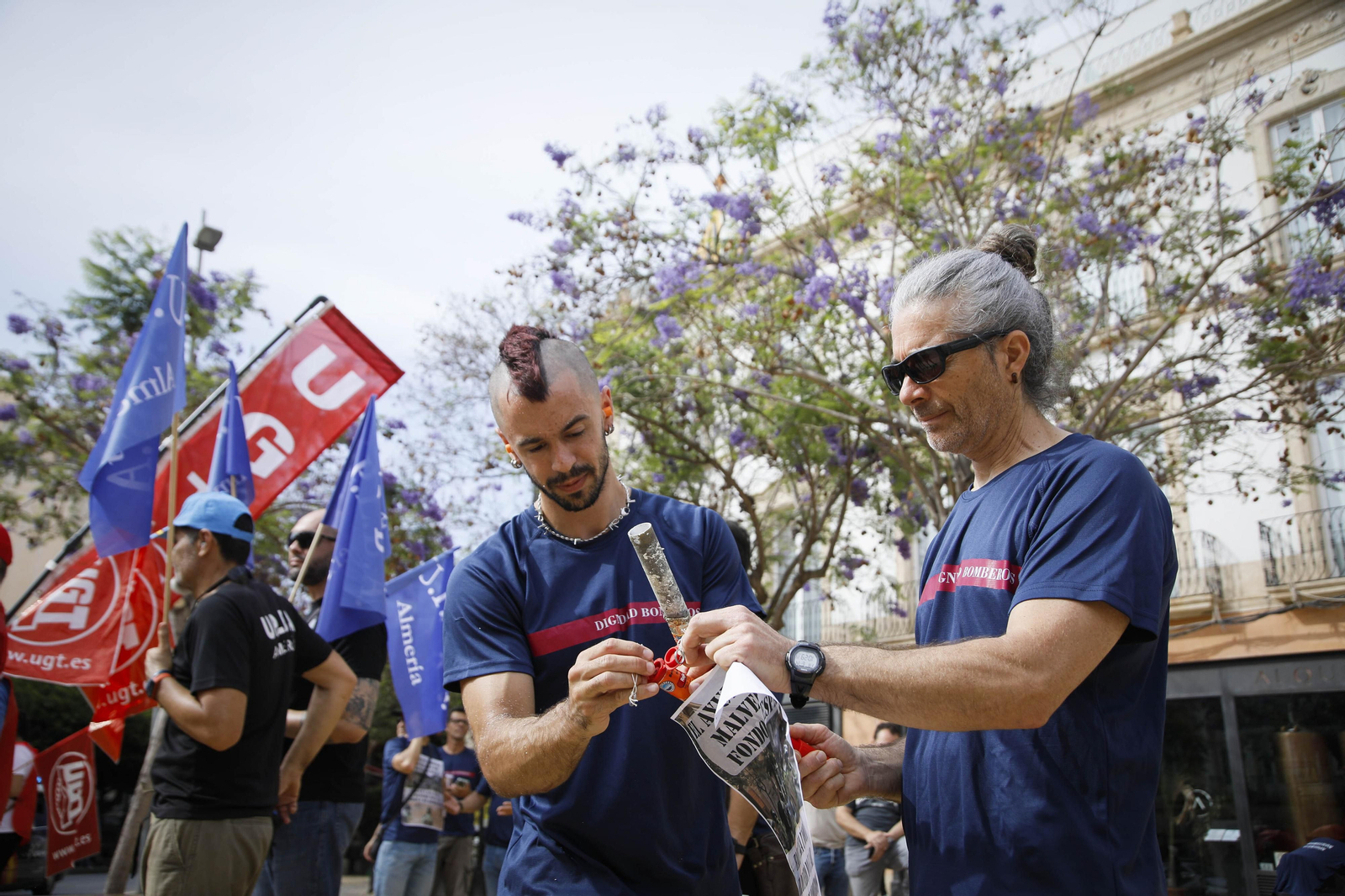 Manifestación de los bomberos quemados de Almería, en imágenes