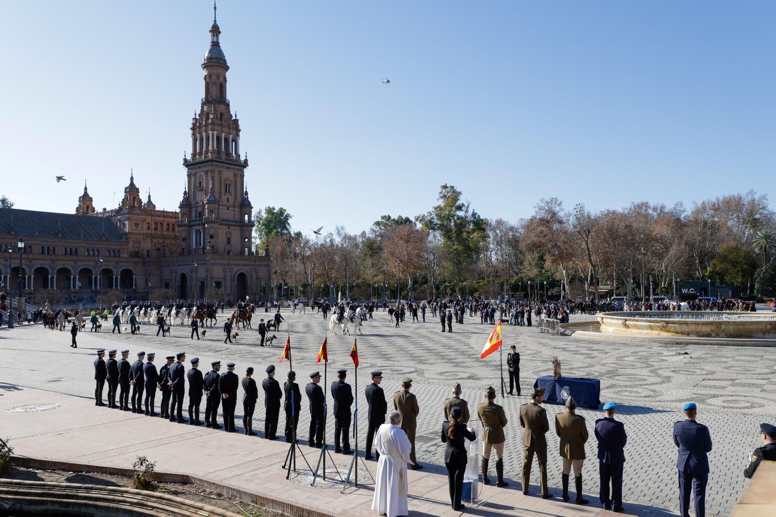 Las imágenes de la celebración del día de San Antón por la Policía Nacional en la plaza de España