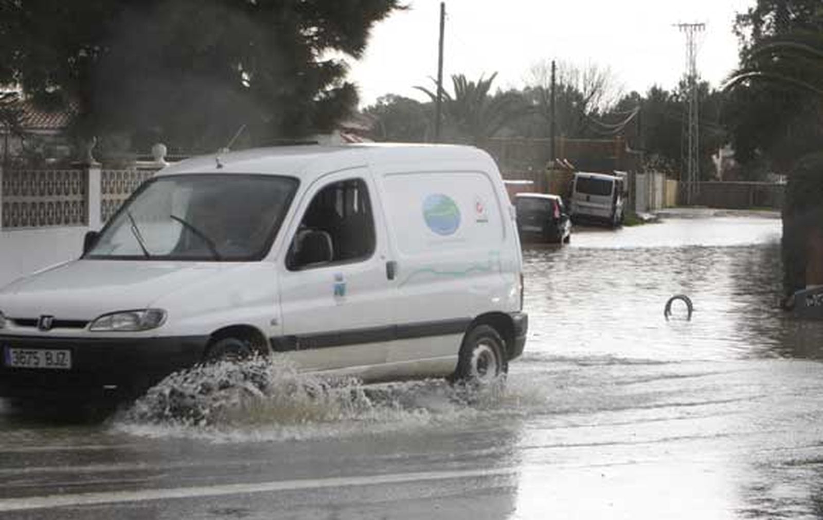 Chiclana se lleva la peor parte de las intensas lluvias que afectan a la provincia, provocando cortes de carreteras, desalojos de casas y crecidas de los ríos

Foto: Sonia Ramos/A.Mora/Rioja