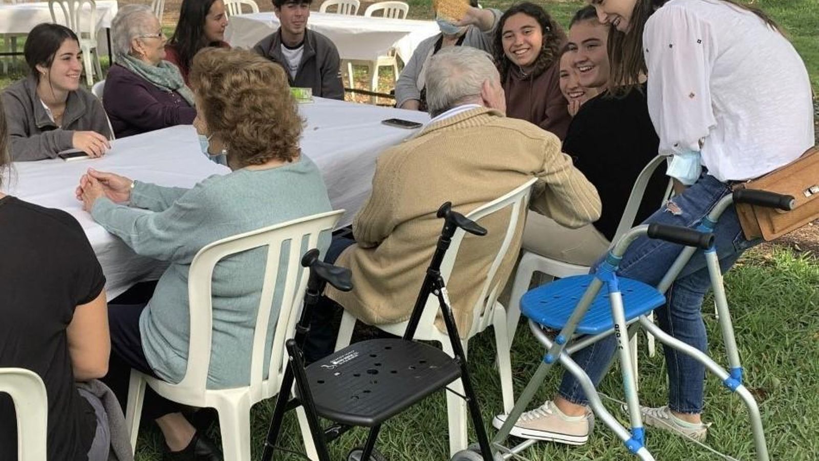 Mayores de San Juan Grande, en la visita a los Marianistas.