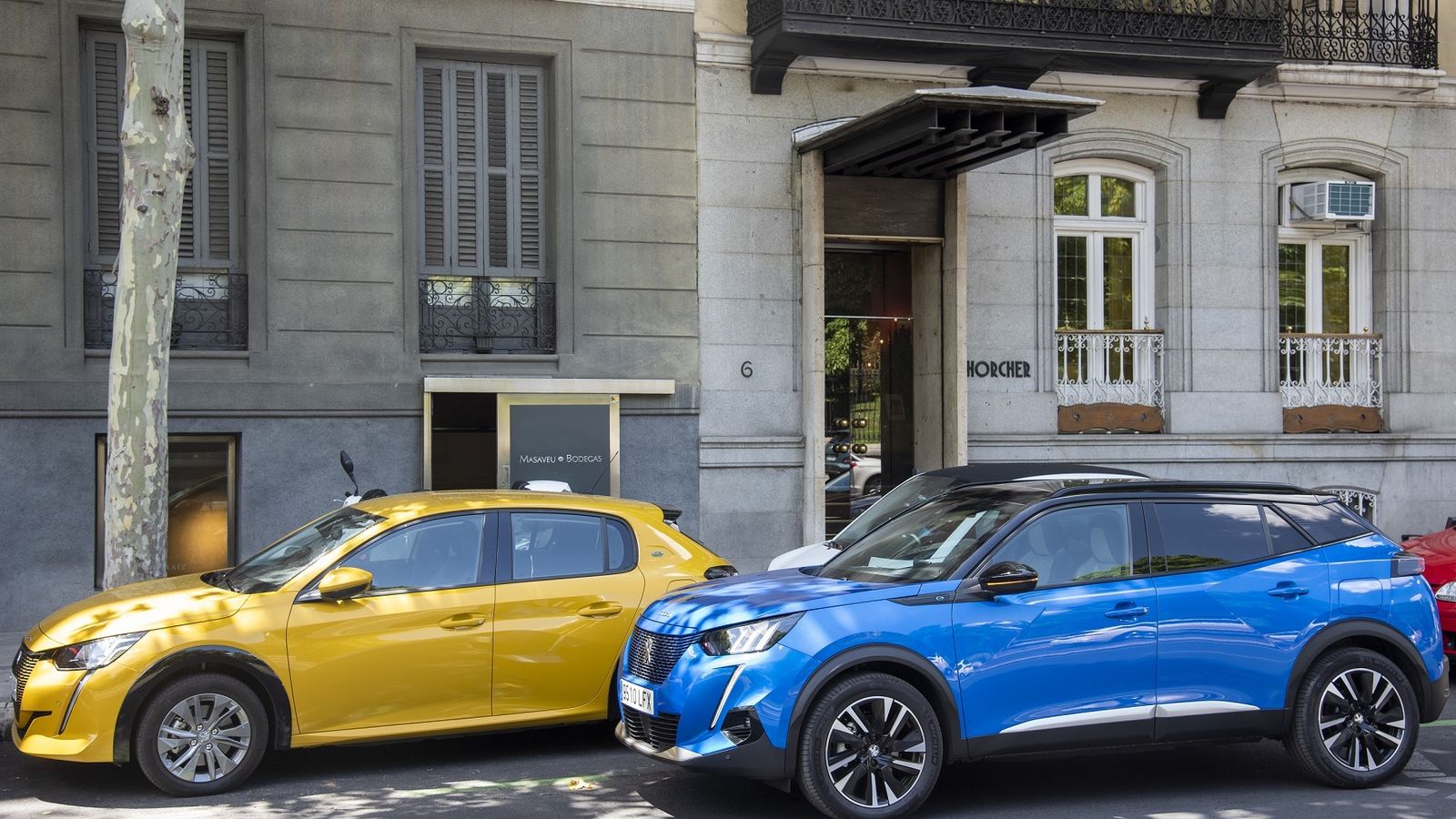 Los eléctricos e híbridos enchufables, las estrellas de esta iniciativa que lleva a Peugeot a los mercados de abastos del centro de las ciudades.