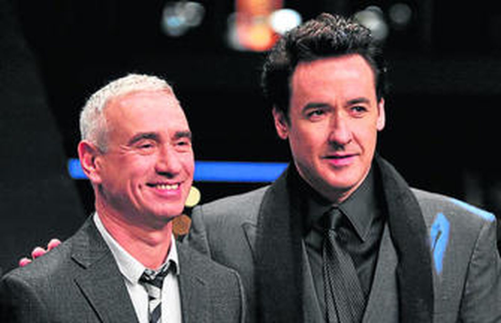 Emmerich (i), junto al actor John Cusack.