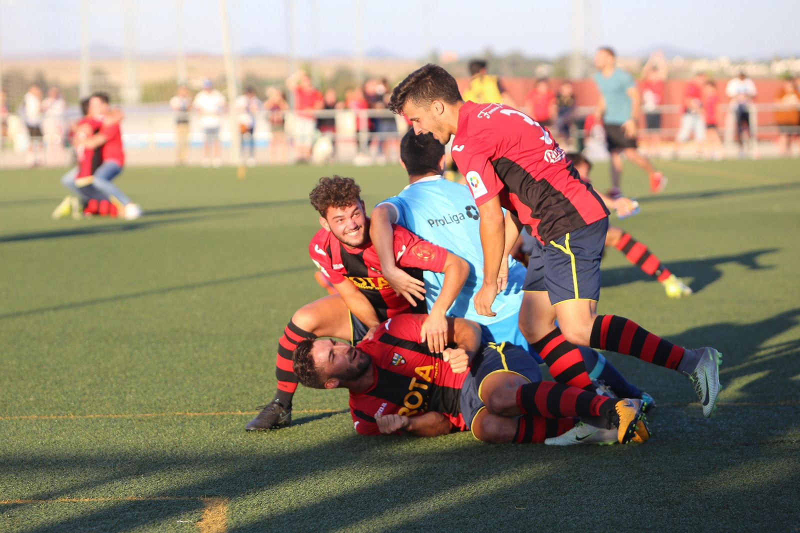 Los jugadores de la Roteña celebran el logro.