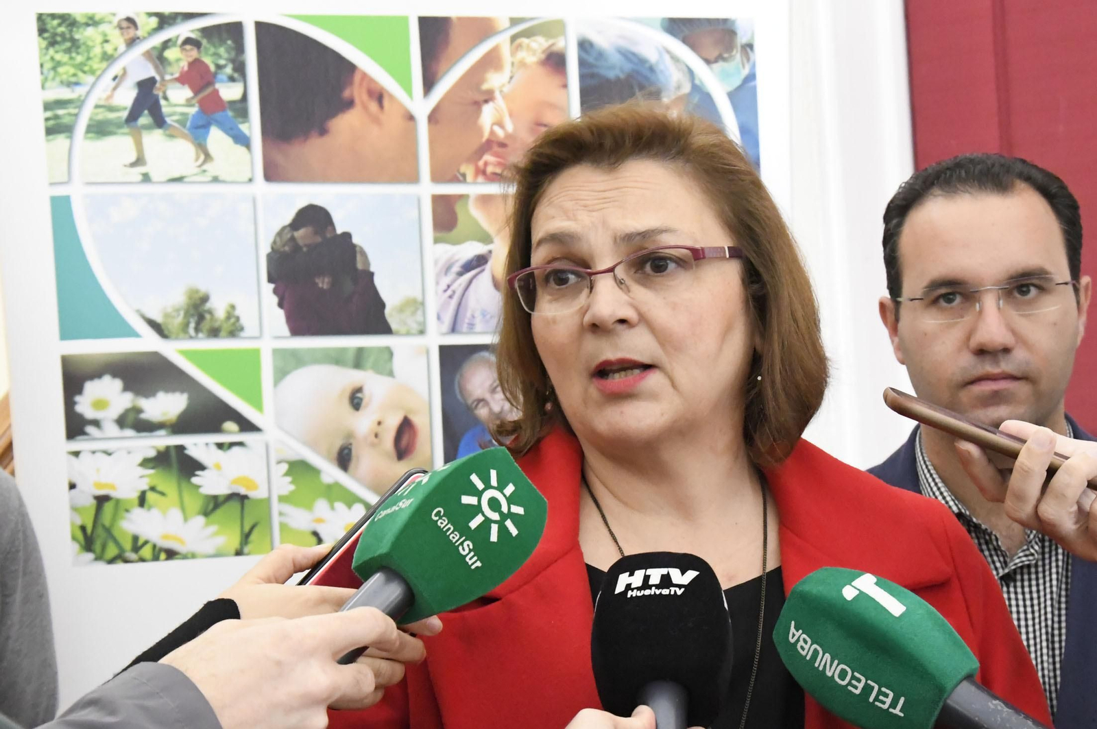 Paloma Hergueta atendiendo a los medios.