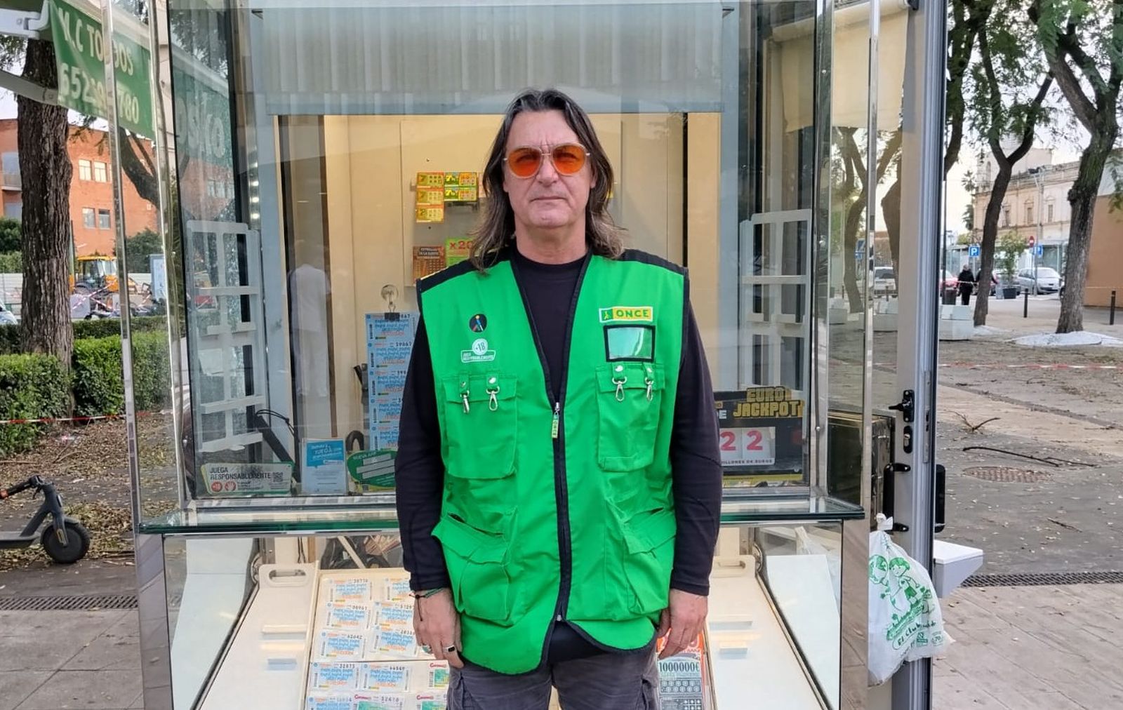 El vendedor de la ONCE Francisco Javier Arriaga entrega su primer premio mayor frente al Hospital Macarena