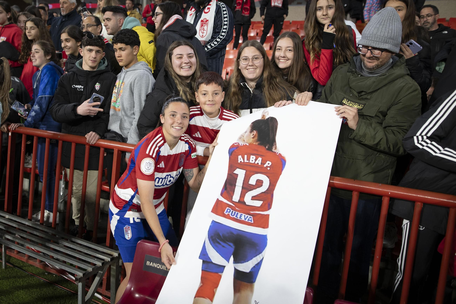 Encuéntrate en la grada de Los Cármenes en el Granada-Atlético de Madrid