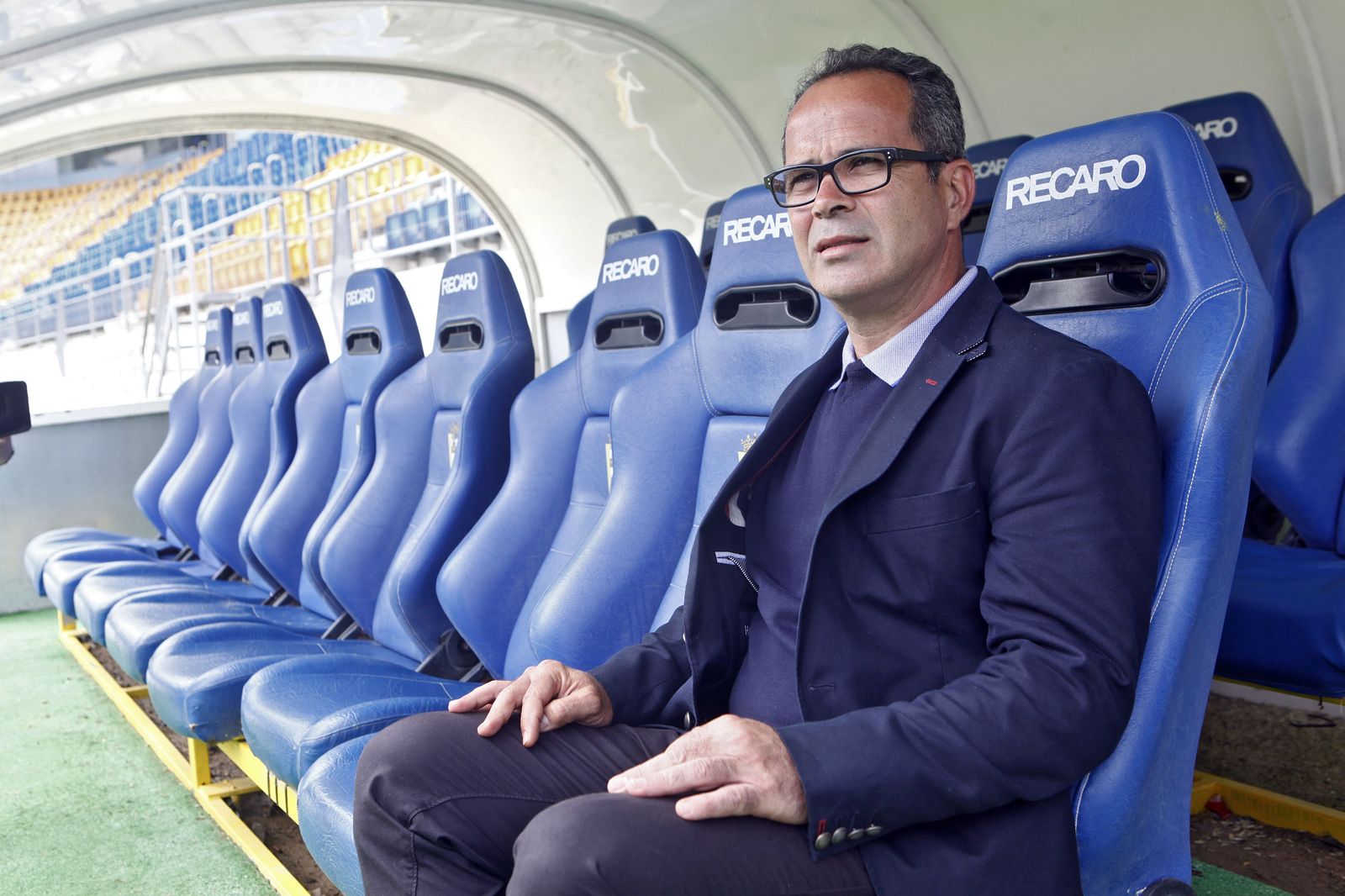 Álvaro Cervera, en un banquillo del estadio Carranza.