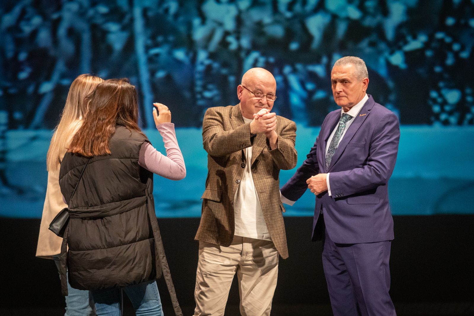 Imágenes de la entrega de los Antifaces de Oro y sorteo del COAC 2022