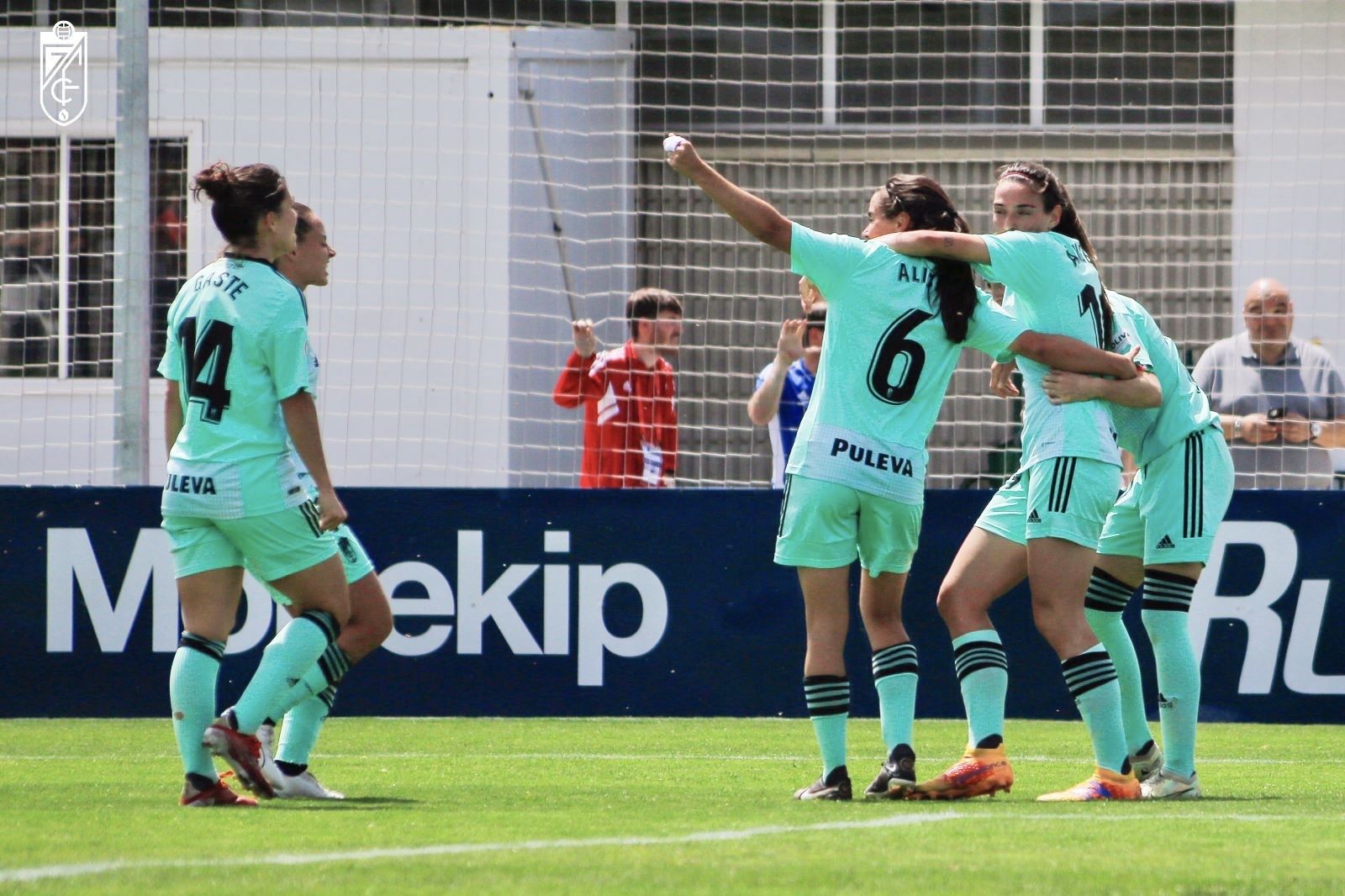 Celebración de uno de los tres goles de Ángeles.