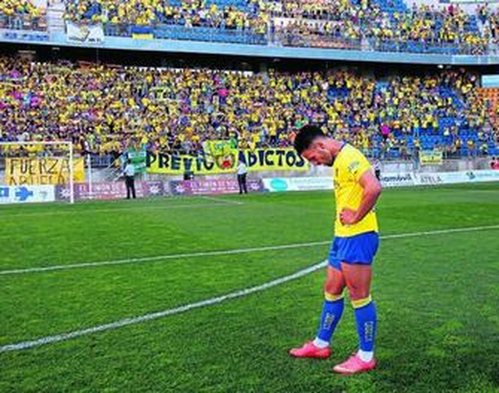 Kike Márquez y los aficionados, desolados tras el Cádiz-Oviedo más reciente, que costó no ascender.