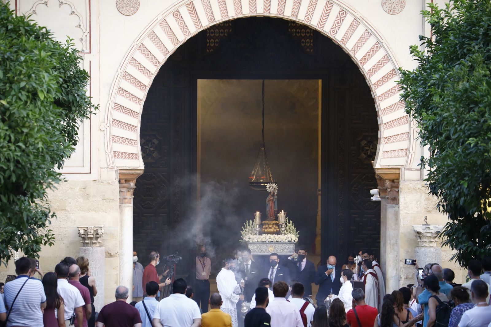 El vía lucis con la Virgen de la Fuensanta en el Patio de los Naranjos, en imágenes