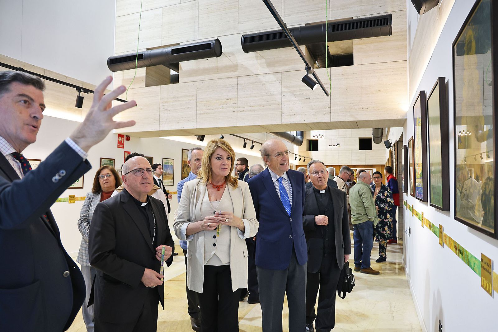 Imágenes de la inauguración de la exposición 'Sueños de Rocío. Carteles de Romería'.