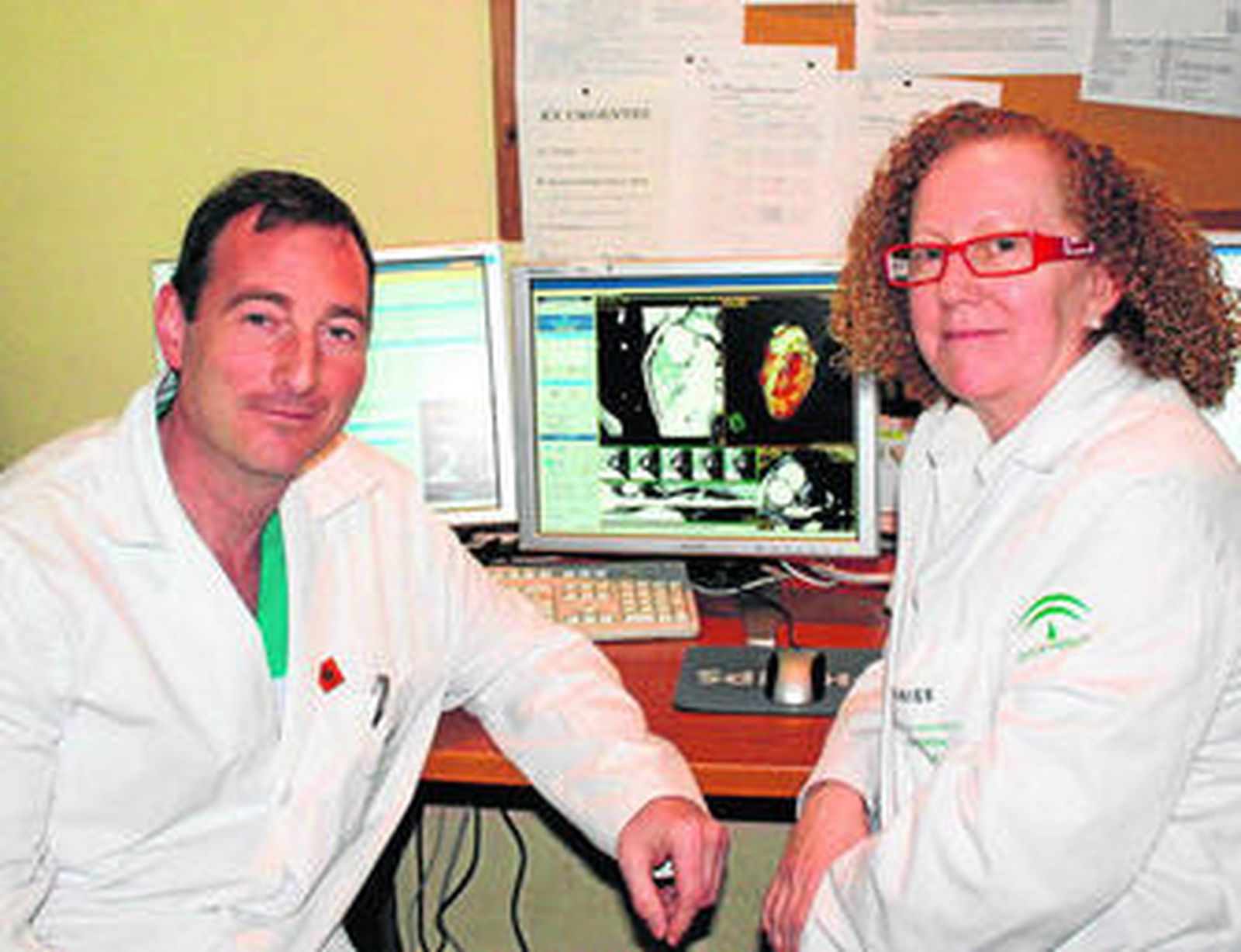 Nieves Alegre y José Algarra, dos de los radiólogos que trabajan con Cardiología en la nueva técnica.