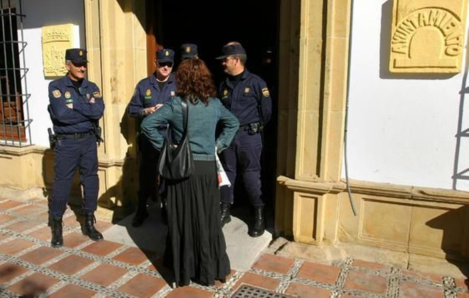 29-03-2006: Detención de Marisol Yagüe

Una decena de personas, entre ellas la ex regidora de Marbella, arrestadas por corrupción urbanística. El Ayuntamiento fue custodiado por la Policía Nacional.