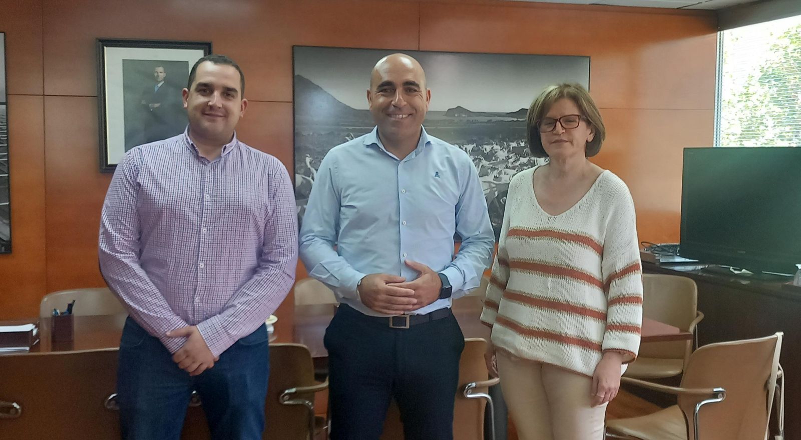 Antonio Mena junto a Adoración Blanque y Miguel Ángel Serrano.