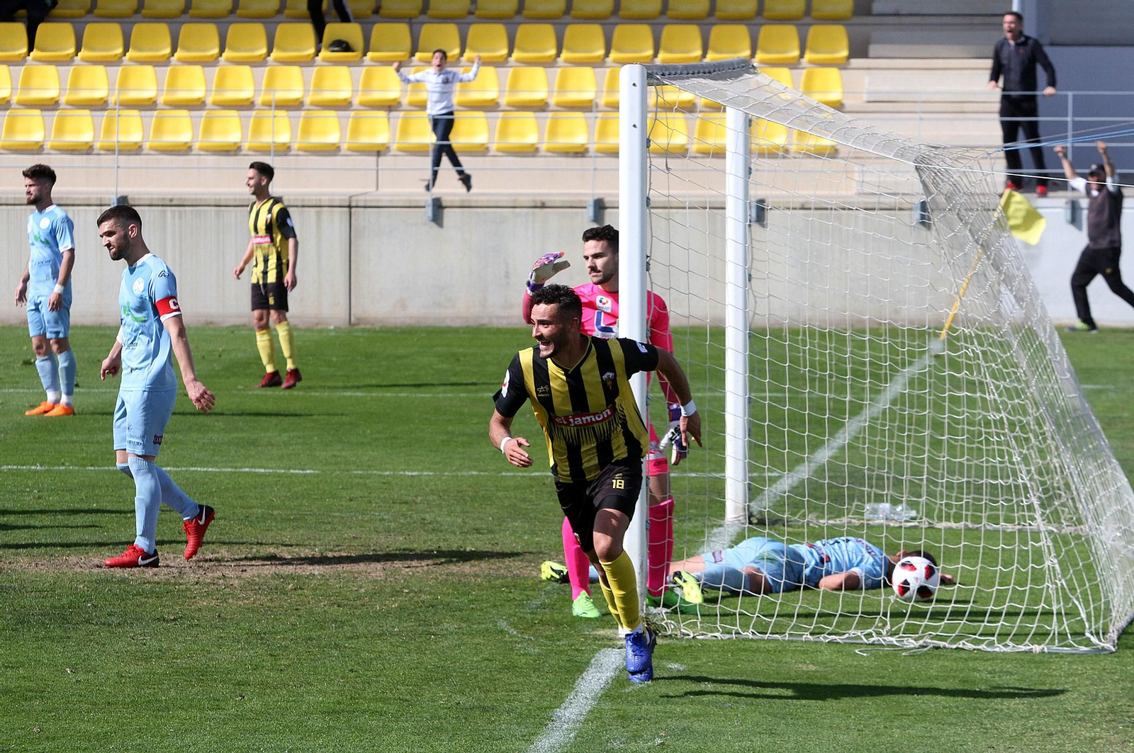 Higor Rocha remata a portería para batir la meta del Ciudad de Lucena y dar el triunfo al San Roque.