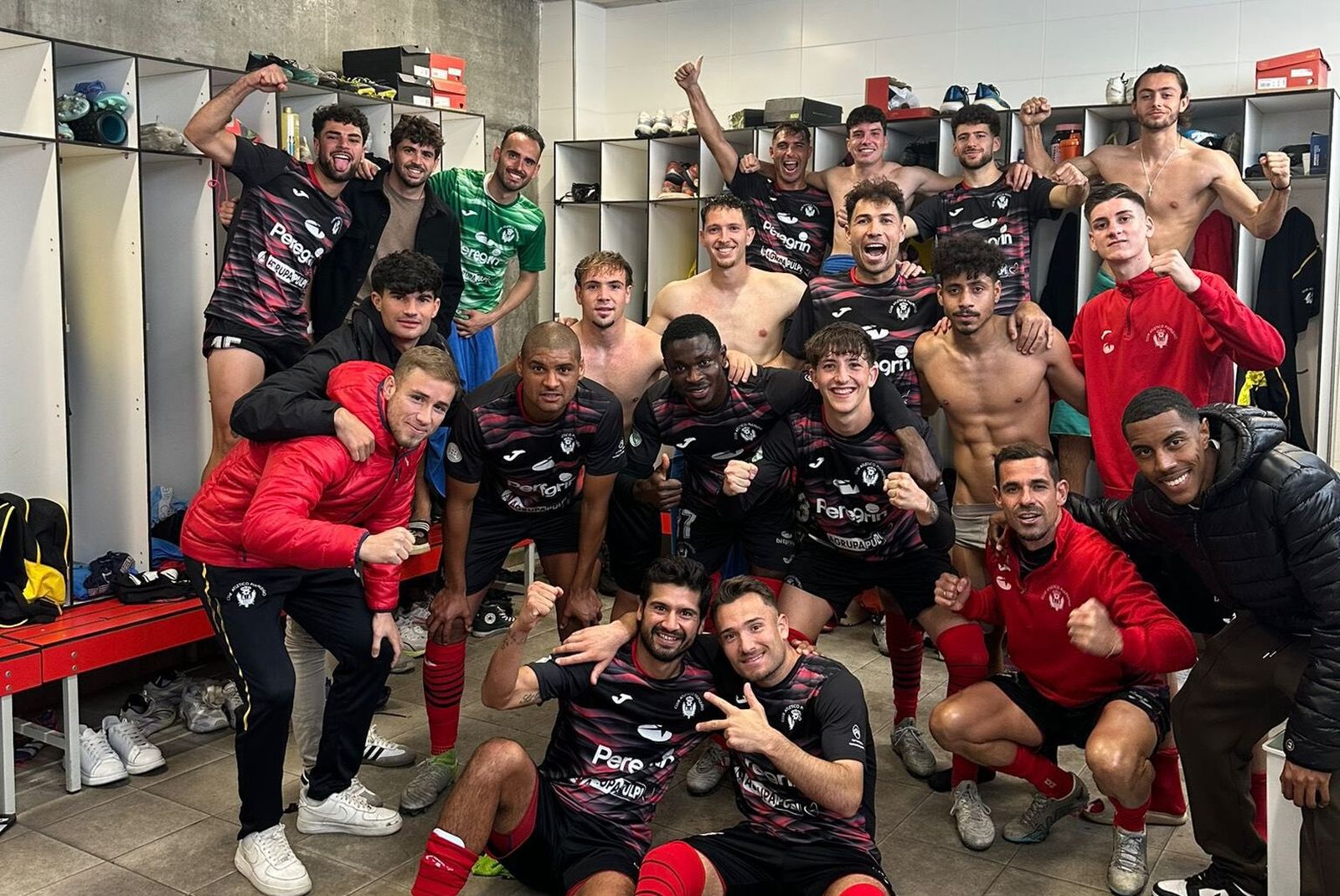 Los rojinegros celebran en su vestuario su victoria del pasado fin de semana en el San Miguel frente al Águilas B.