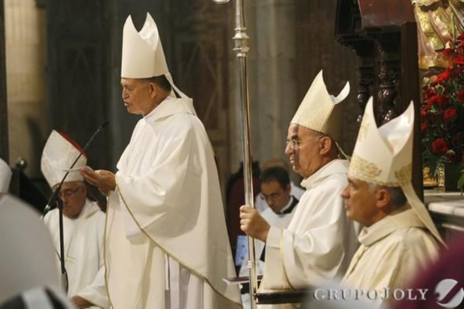 Imágenes de la toma de posesión del nuevo obispo de Cádiz y Ceuta, Rafael Zornoza Boy, en la Catedral de Cádiz.

Foto: Lourdes de Vicente - Joaquin Pino