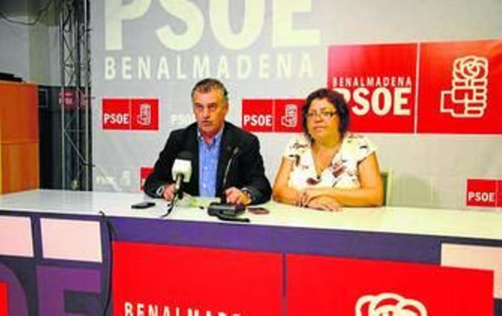 Carnero acompañado de la portavoz socialista, Encarnación González.