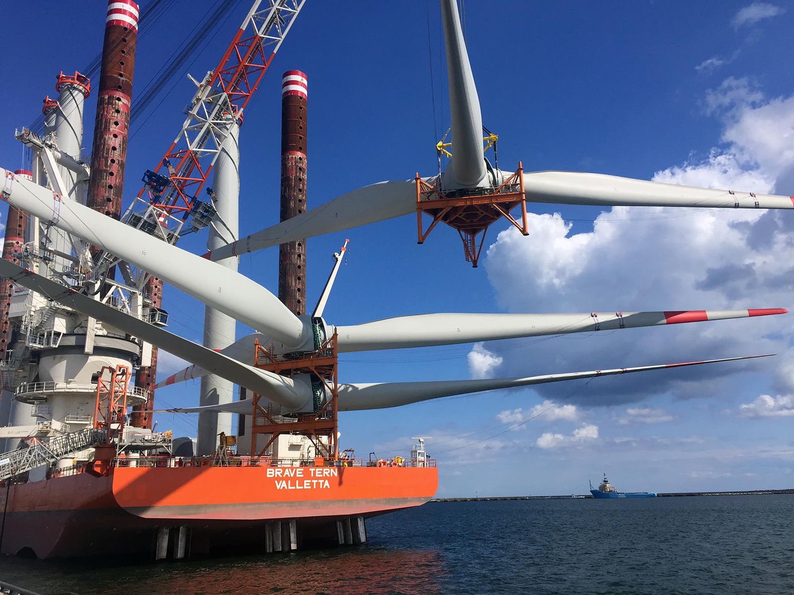 Varias palas de aerogeneradores son cargados en el barco que los traslada hasta la subestación de Wikinger.