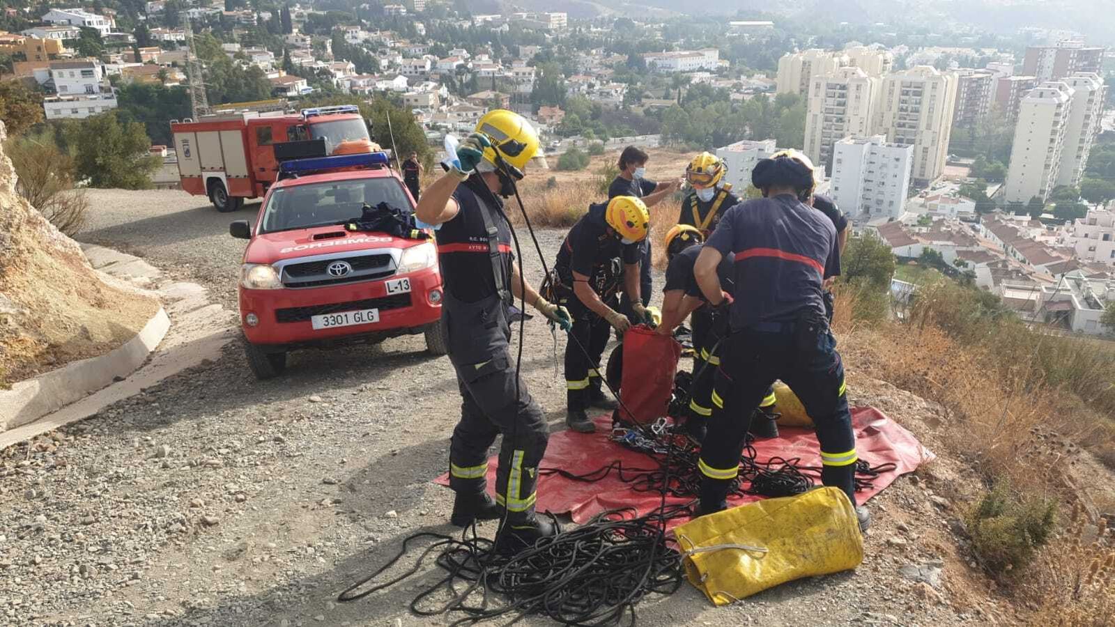 Bomberos preparándose para el ascenso.