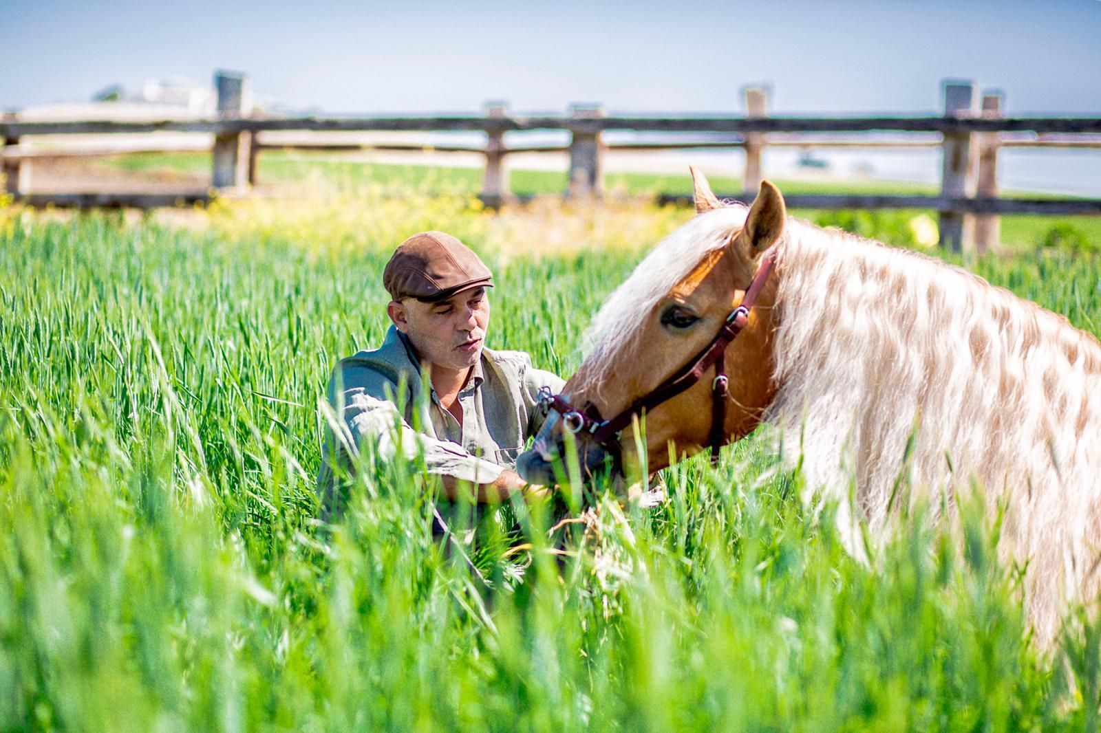 Gonzalo Assiego con uno los caballos de su yeguada.