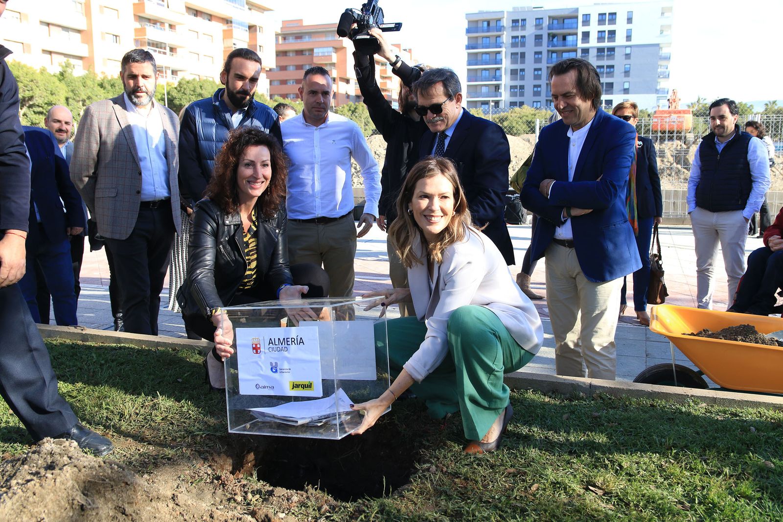 La alcaldesa y la concejal de Urbanismo introducen la urna con la prensa del día como primera piedra