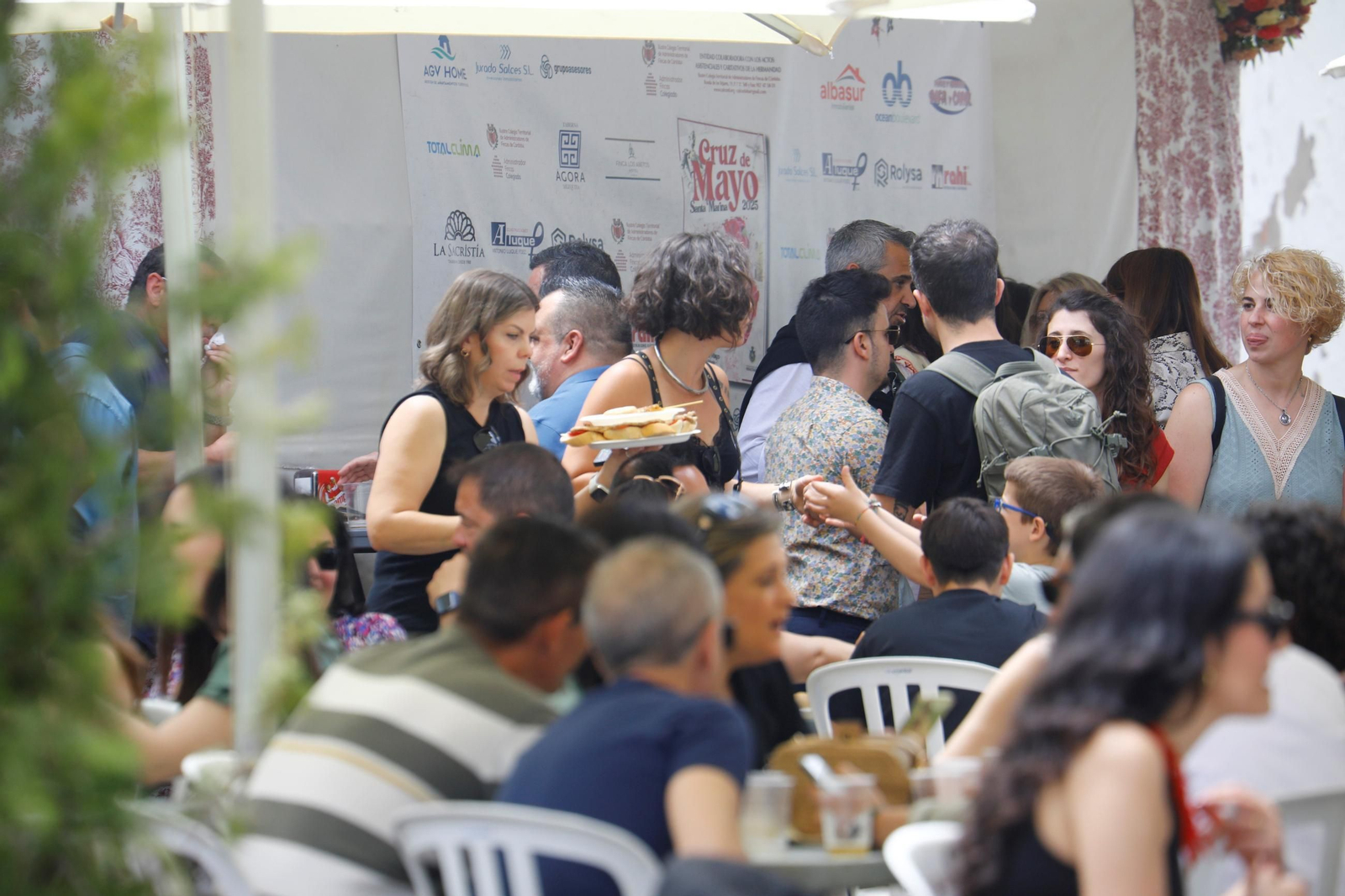 El ambiente en las Cruces de Mayo de Córdoba a mediodía, en imágenes