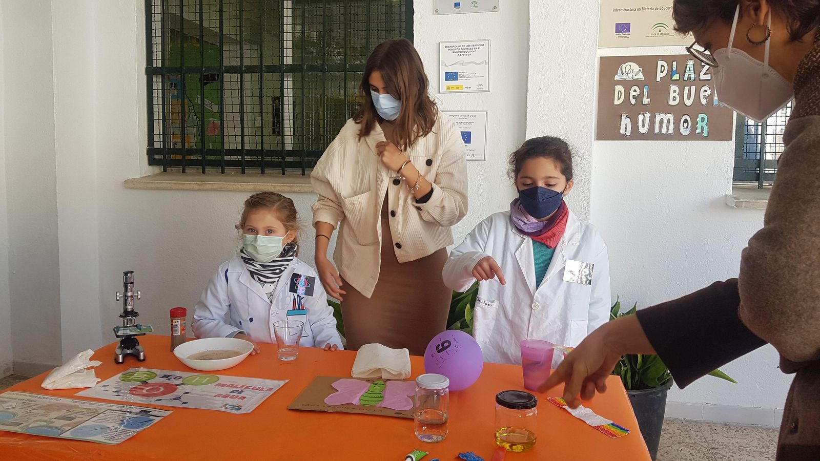 Algunos alumnos exponen sus experimentos a la entrada del Casal Carrillo.