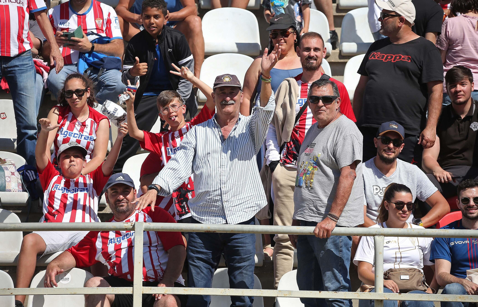 Fotos de la afición durante el Algeciras - San Fernando en el Nuevo Mirador
