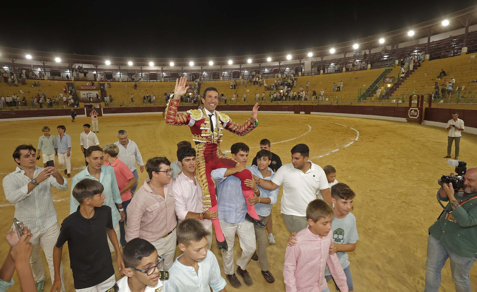 Fotos de la corrida del viernes de la Feria de La Línea: Morante de la Puebla, Talavante y David de Miranda Fotos de la corrida del viernes de la Feria de La Línea: Morante de la Puebla, Talavante y David de Miranda