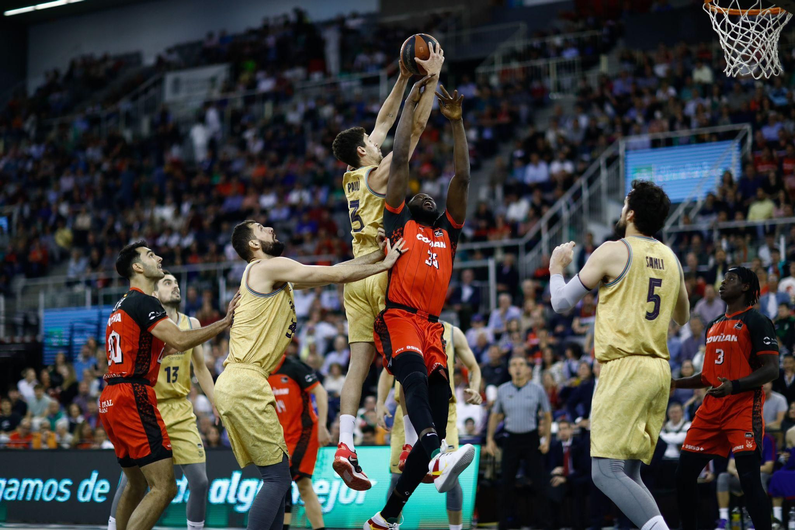 Ndoye intenta lanzar a canasta ante Paulí.