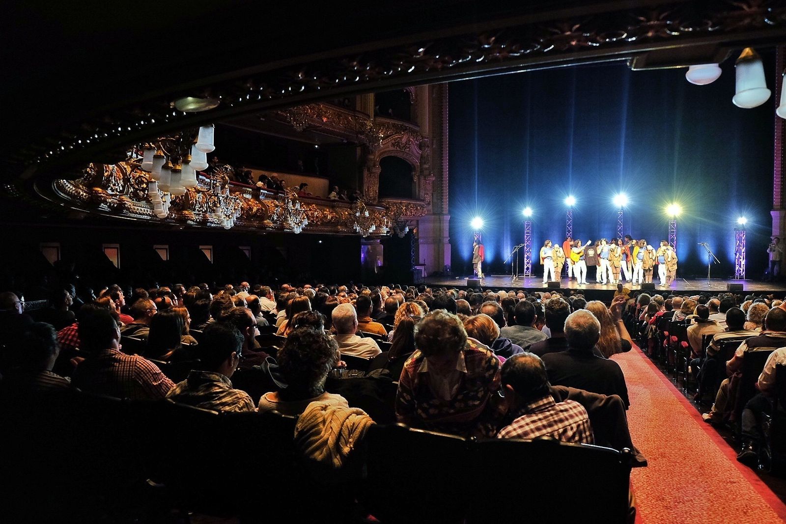 Comunidad rica, provincia pobre"Aquí nada de política, sólo se habla del Cádiz"