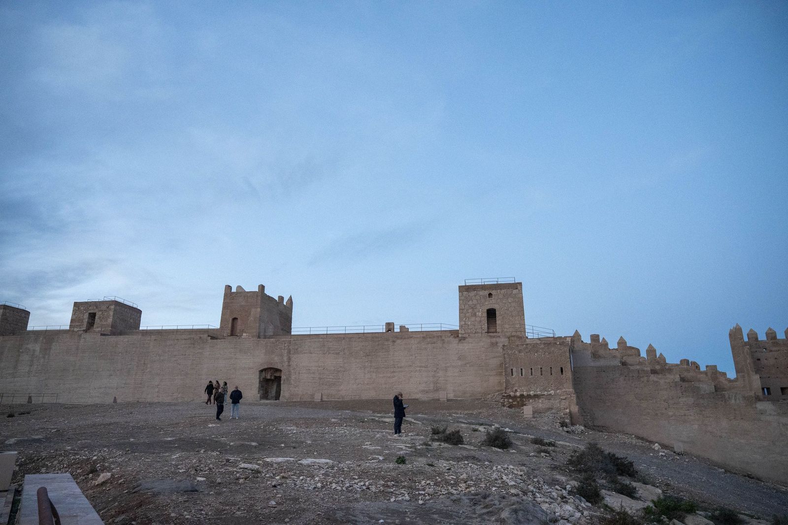 Las murallas del Cerro de San Cristóbal se encienden para iluminar Almería