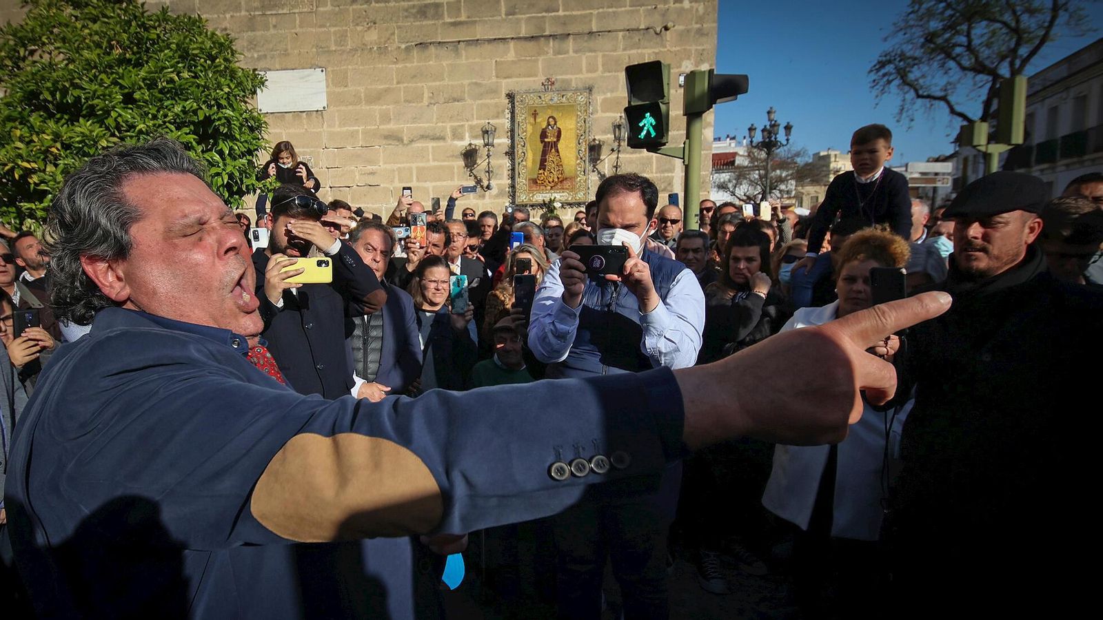 Joaquín El Zambo cantándole una saeta al Cristo de la Buena Muerte.