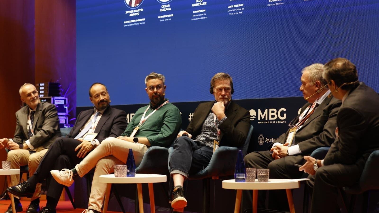 La mesa de diálogo sobre innovación en el entorno marino reunió a representantes de diferentes empresas.