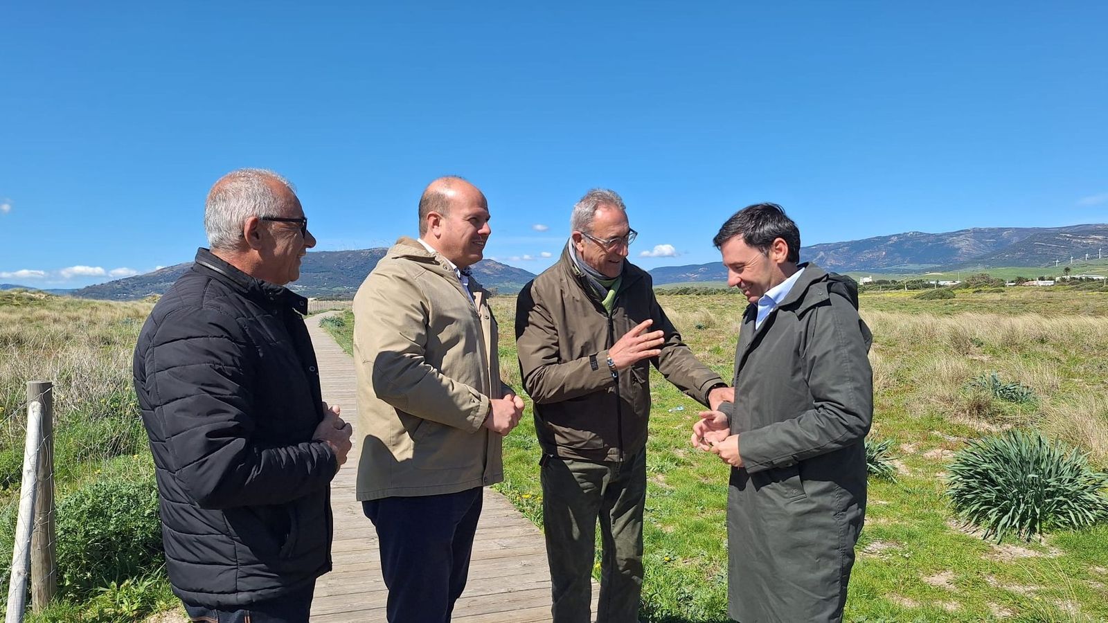 Autoridades políticas, este miércoles en la pasarela de Los Lances, en Tarifa.
