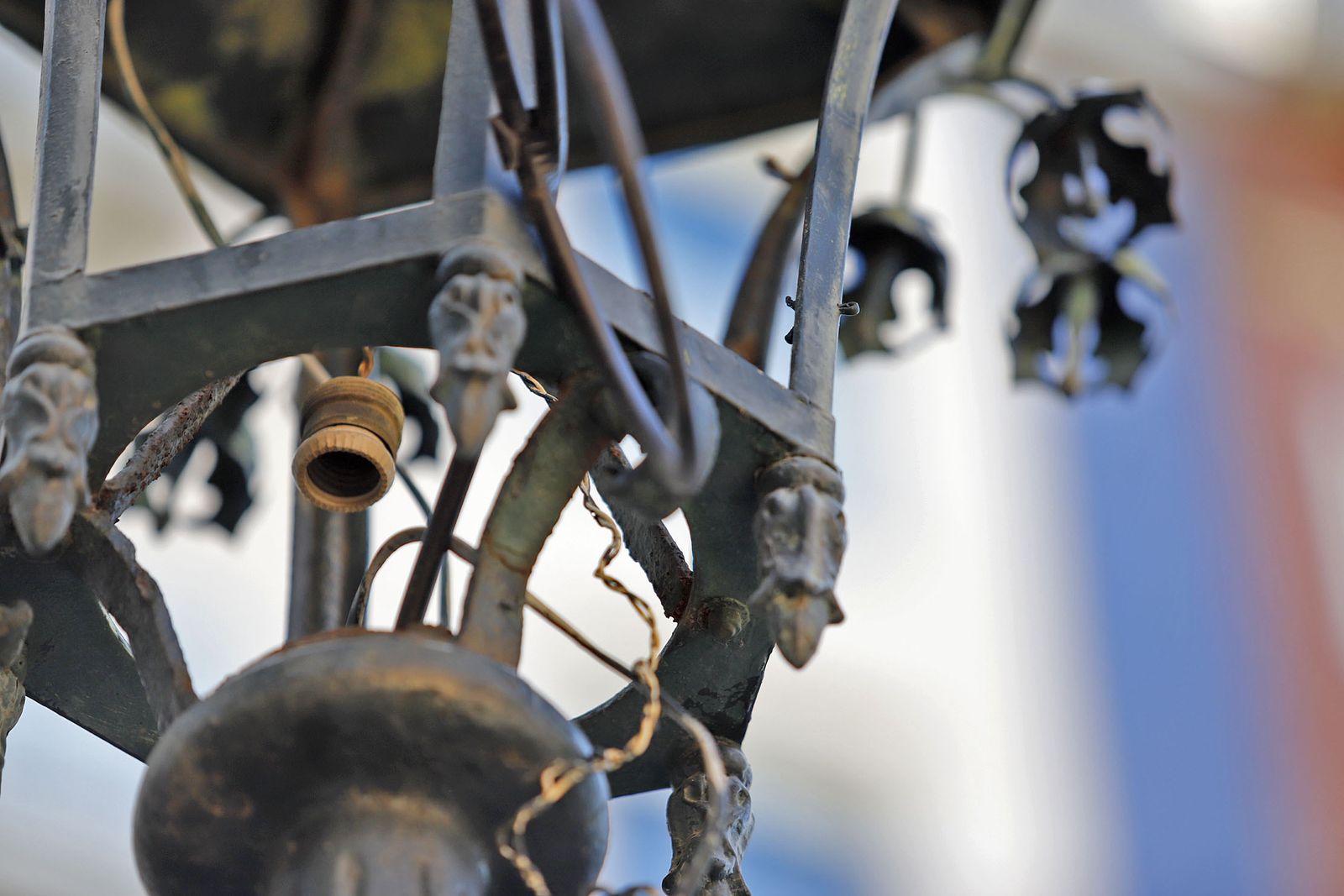 Farolas de las Antiguas oficinas de la línea Huelva-Zafra, hoy delegación de Turismo de la Junta